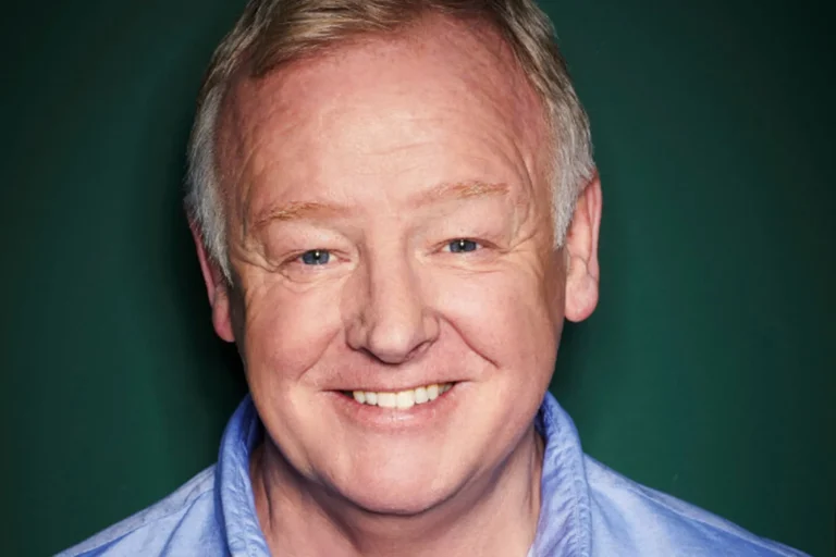 Victoria Wood’s dinnerladies to tour UK stage with Les Dennis cast as Stan