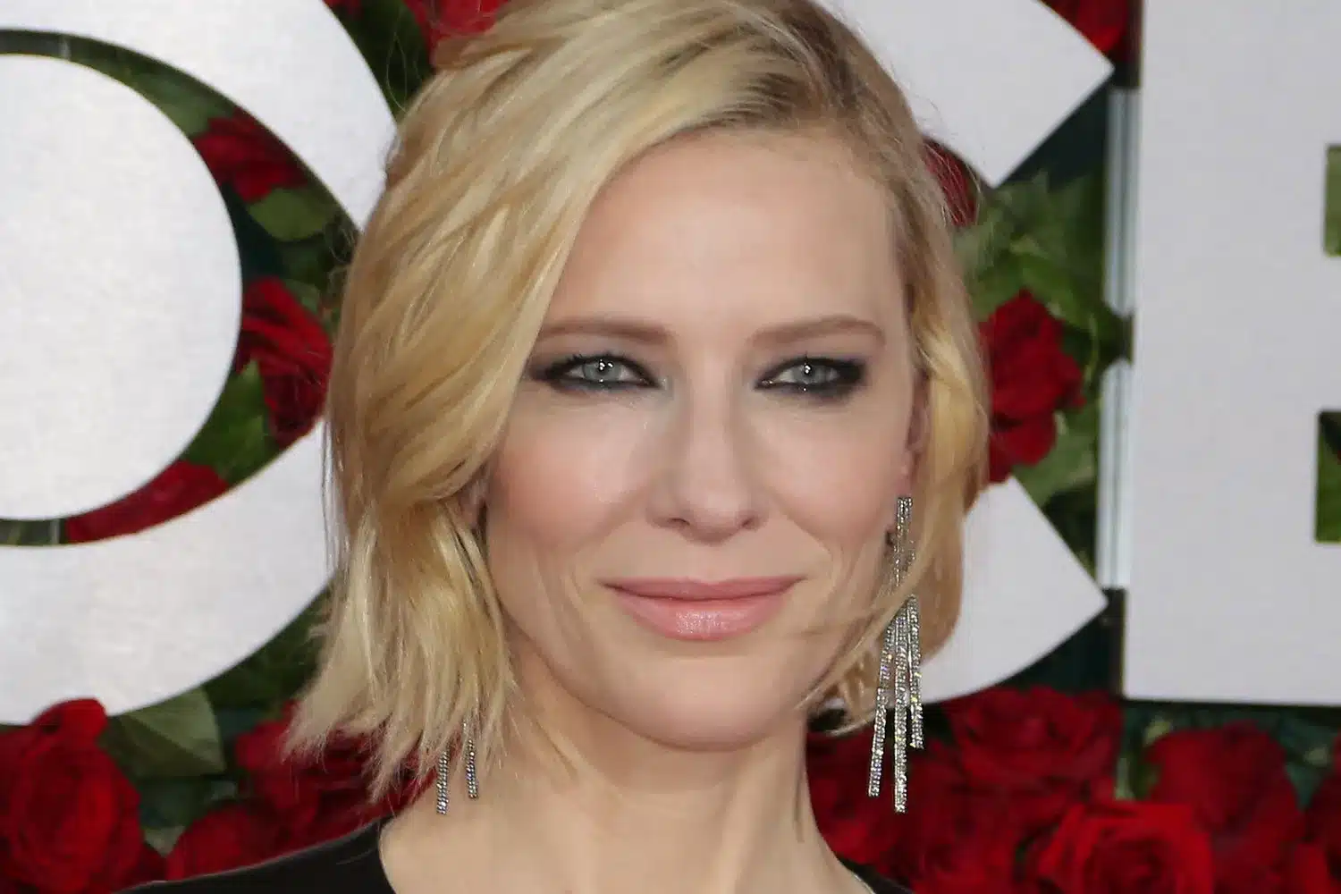 cate blanchett urges national theatre audience to stop filming electra persona